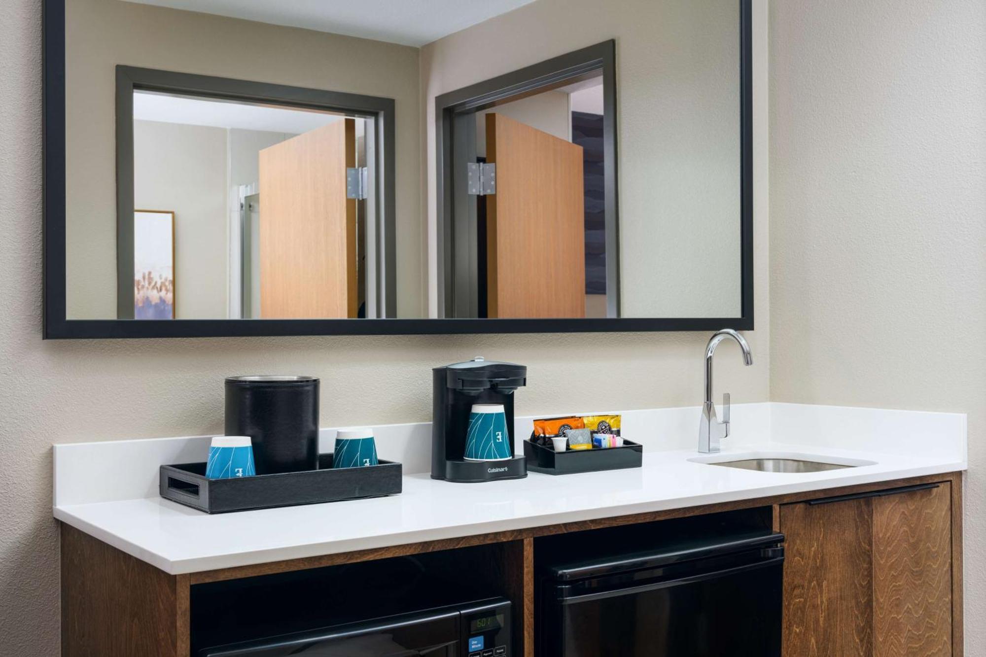 Embassy Airport Convention Hotel 3*