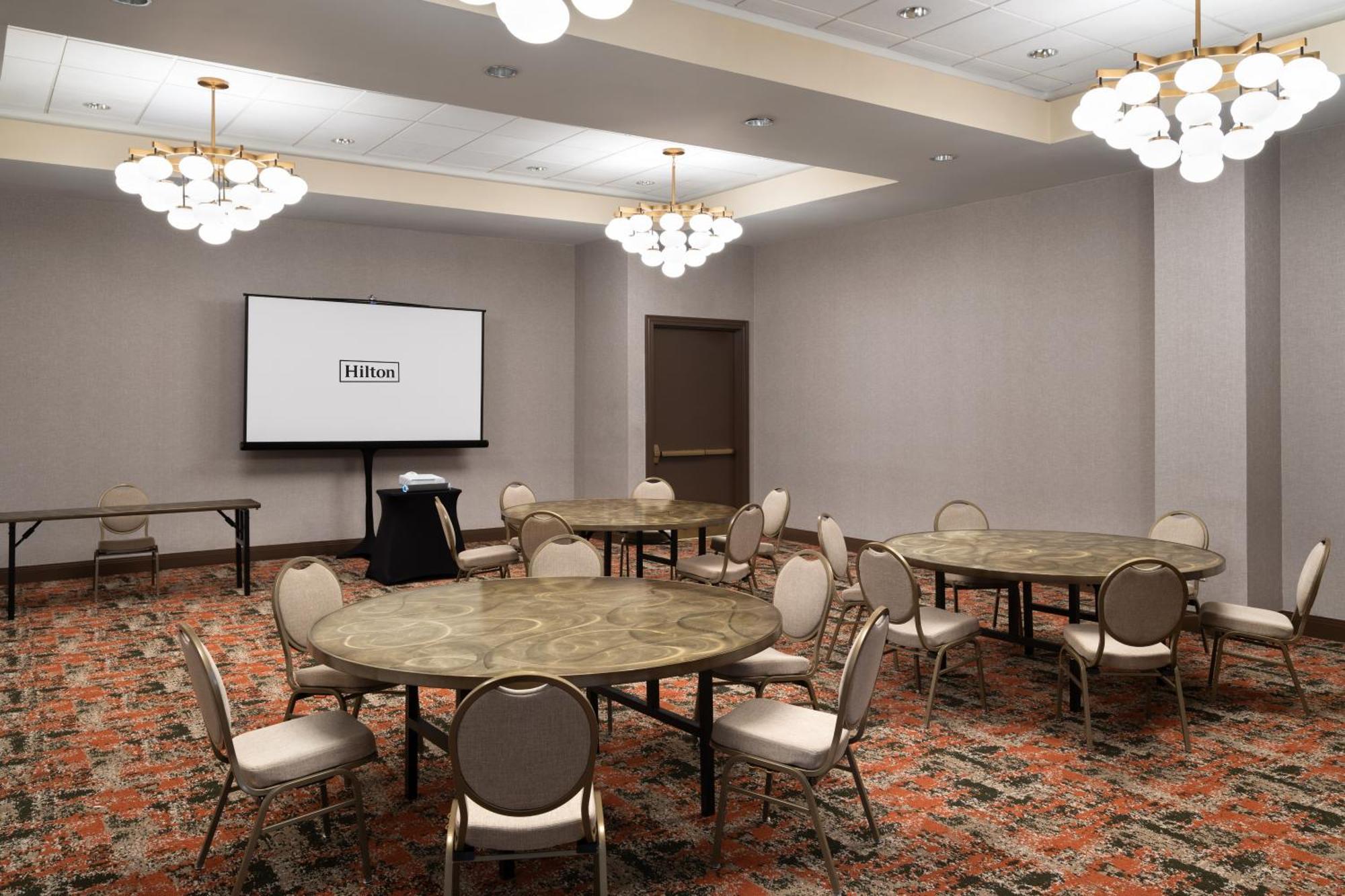 Hotel Embassy Airport Convention 3*
